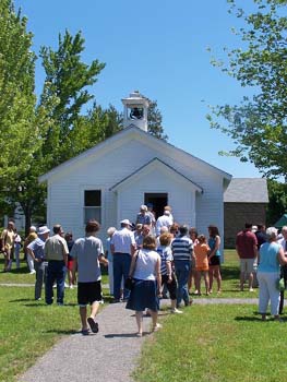 189 - People going in for a look